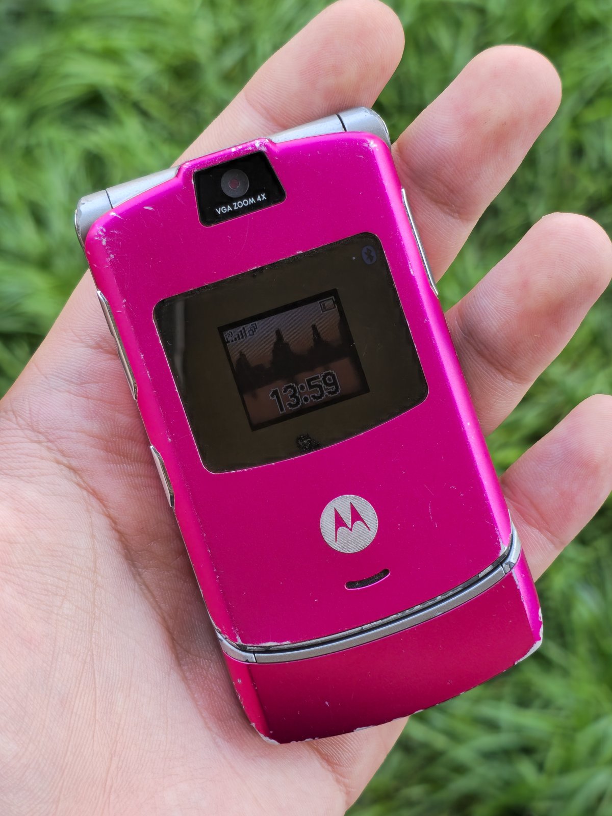 Pink Motorola Razr V3 flip phone, 2005. Photo: Beamish4, Wikimedia Commons, CC BY-SA 4.0